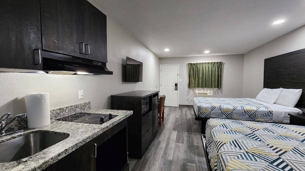 Room, 2 Queen Beds, Non Smoking, Kitchenette - Photo 7