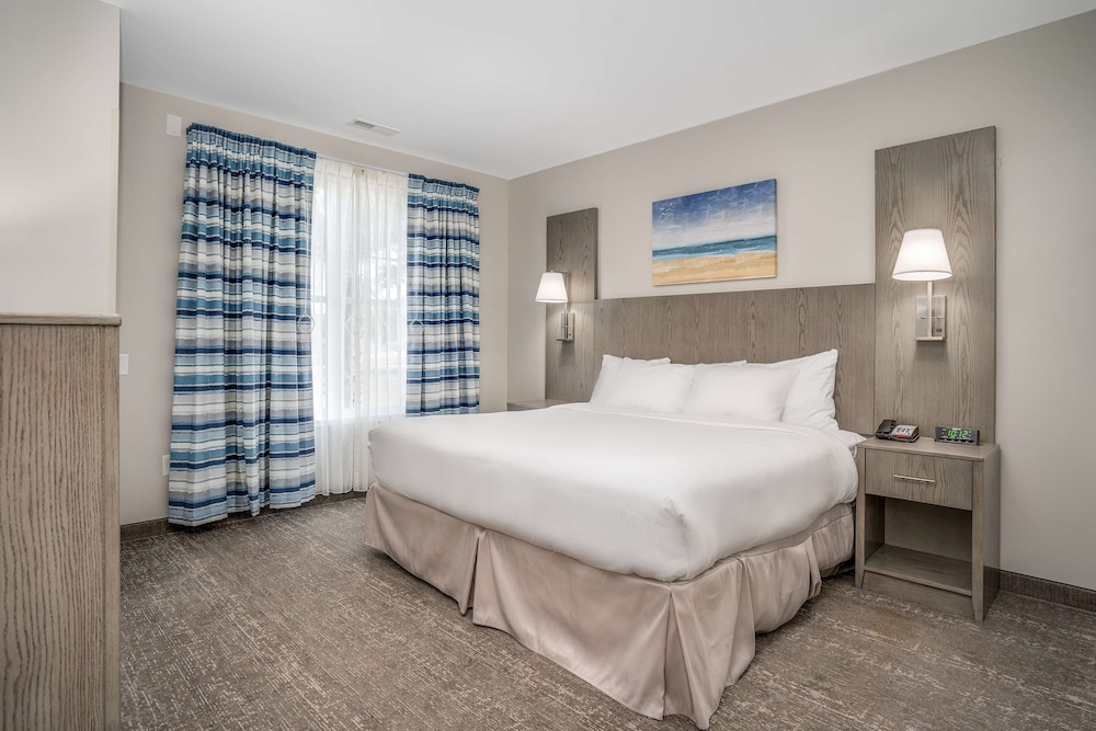 Suite, 1 King Bed, Accessible, Refrigerator & Microwave (Living Room) - Photo 1