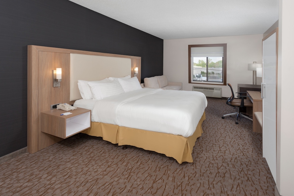 Suite, 1 King Bed - Photo 2