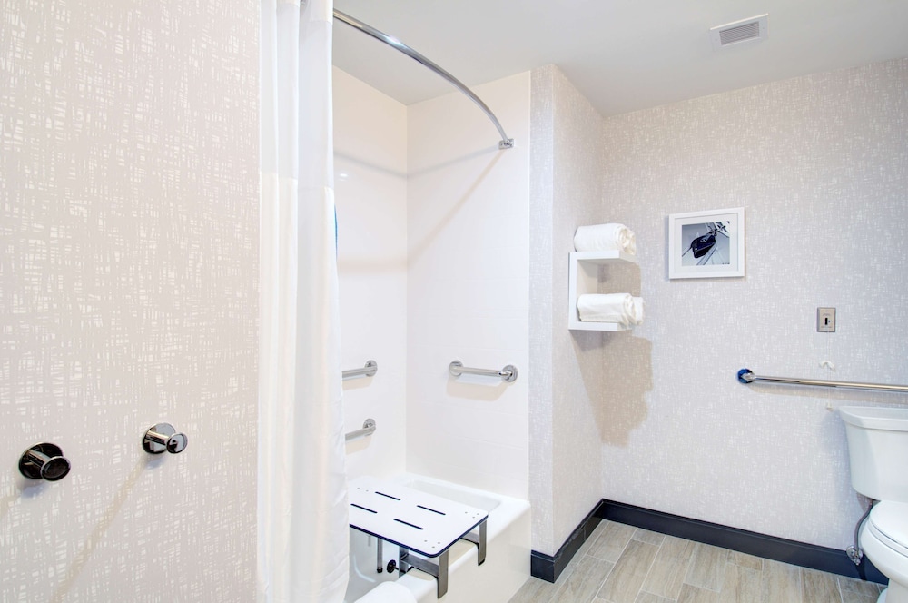 Room, 2 Queen Beds, Accessible (Hearing) - Photo 17
