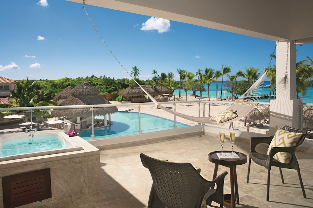 Preferred Club Honeymoon Suite photo 3