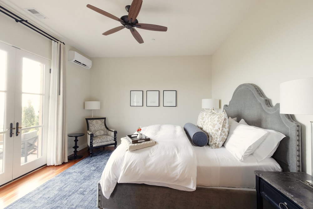 Deluxe Room, 1 King Bed, Vineyard View (Vineyard View - 545 sq. ft.) photo 1