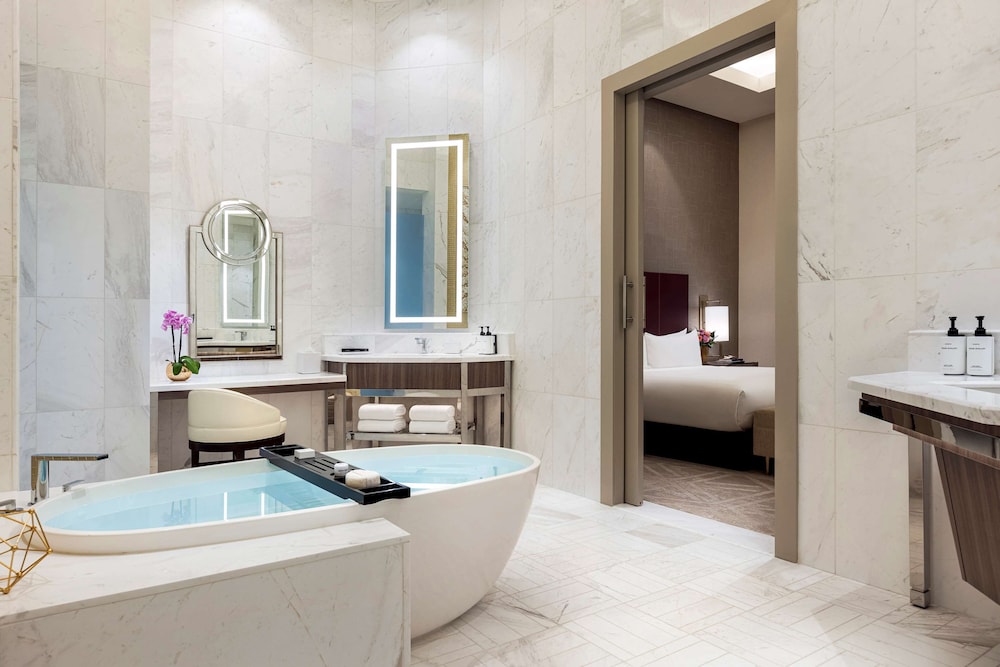 Suite, 1 Bedroom, City View (1 King Bed) - Photo 3