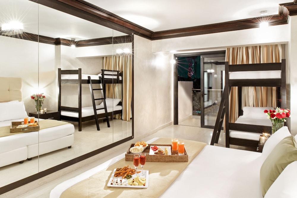 Quadruple Room (Land View) - Photo 4
