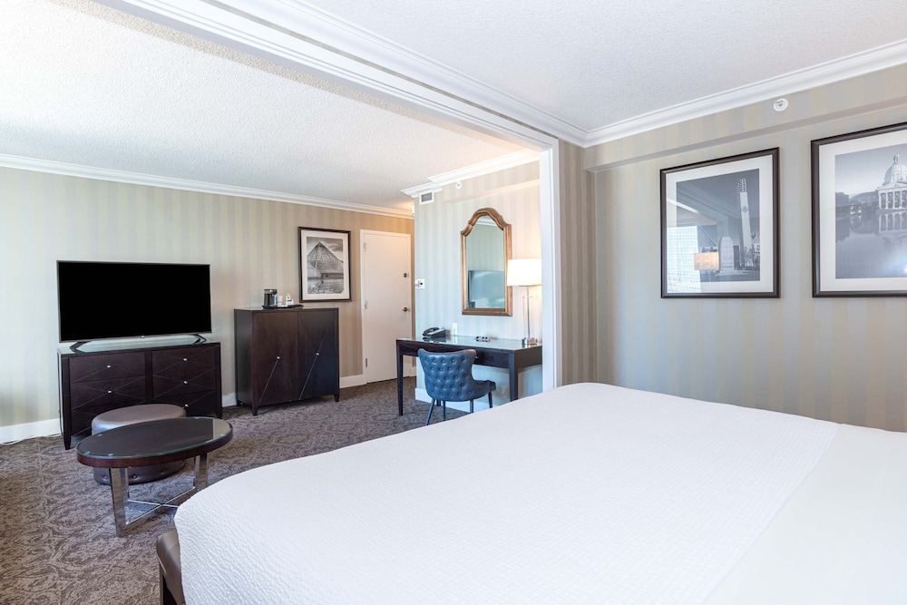 Grand Room, 1 King Bed (Premium, Top Floors) thumbnail 5