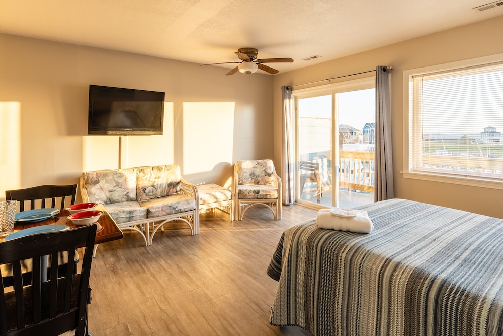 Studio, 1 Queen Bed, Kitchen (APT 3)