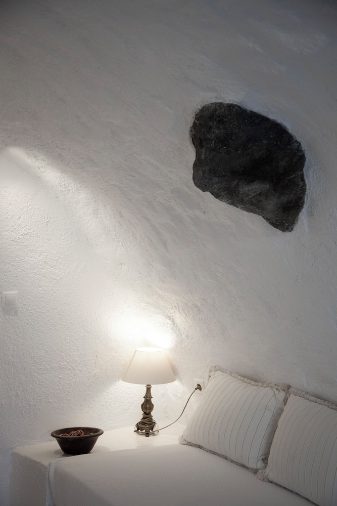 Superior Cave Suite with Hot Tub & Caldera View - Photo 8