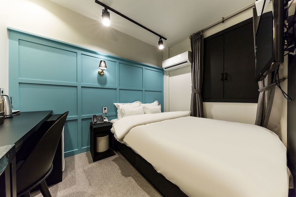 Standard Room (Check-In 9PM on Saturdays,Sundays,Public Holidays)
