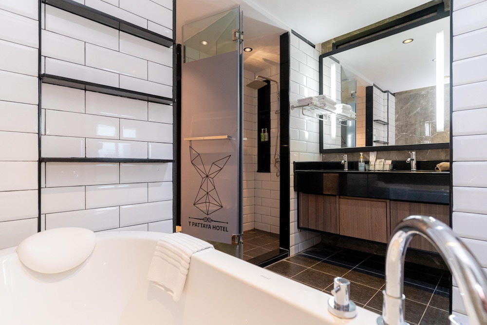 Deluxe Suite, 1 King Bed, Balcony, City View