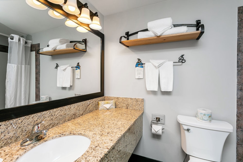 Family Suite, 1 King, 1 Queen, Kitchenette - Photo 11