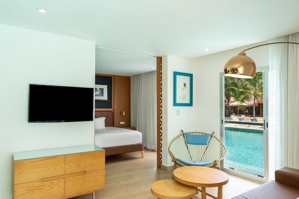 One Bedroom Swim Up Suite