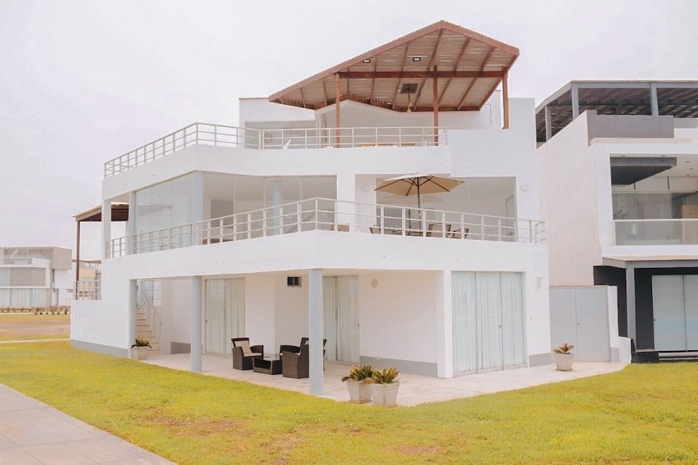 Panoramic House photo 2