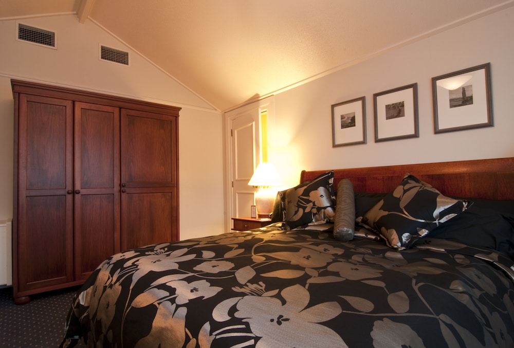 Suite, 1 King Bed (Club Lounge Access)
