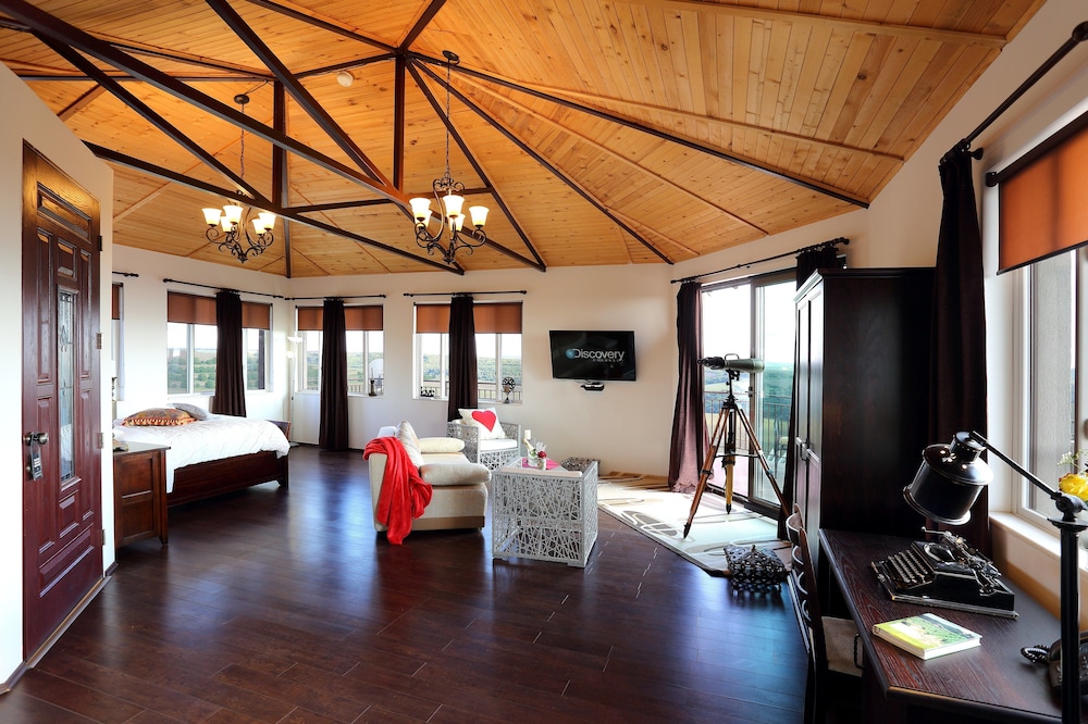 Exclusive Penthouse, 1 Queen Bed with Sofa bed, River View, Corner photo 3