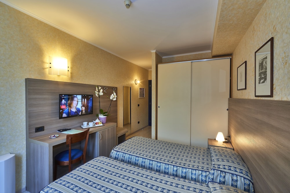 Standard Double Room, City View photo 3