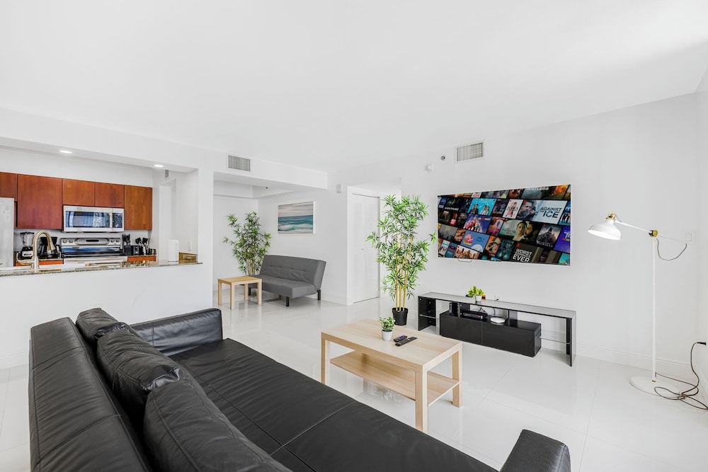 Condo, 2 Bedrooms, Balcony, City View photo 2