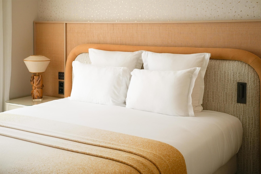 Deluxe Room - Photo 5