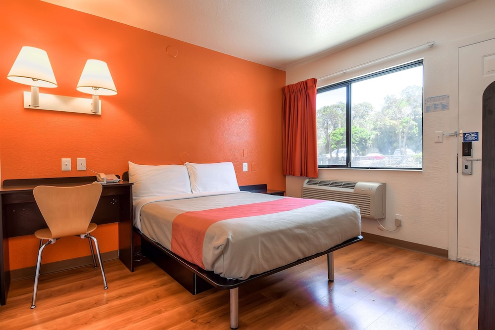 Standard Room, 1 Queen Bed, Non Smoking, Refrigerator photo 3