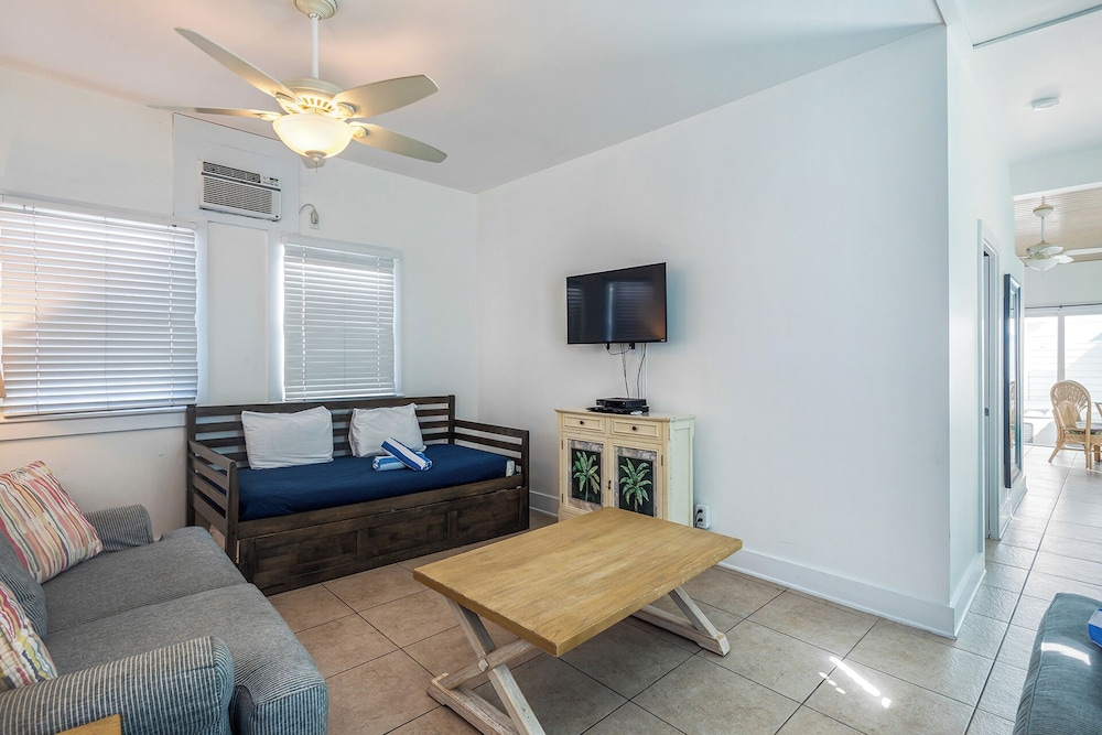 Villa, 1 King Bed with Sofabed, Kitchen at Wicker House, 913 Duval Street photo 3
