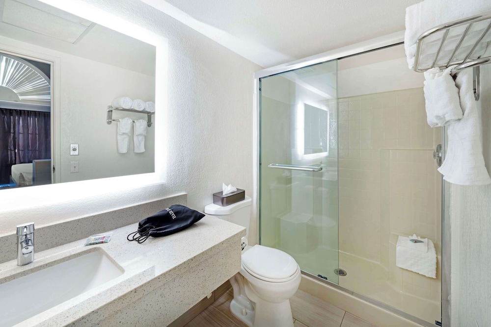 Suite, 1 King Bed, Non Smoking, Jetted Tub - Photo 3