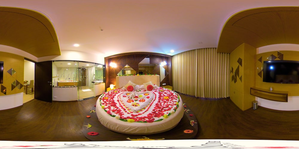 Honeymoon Suite - Photo 1