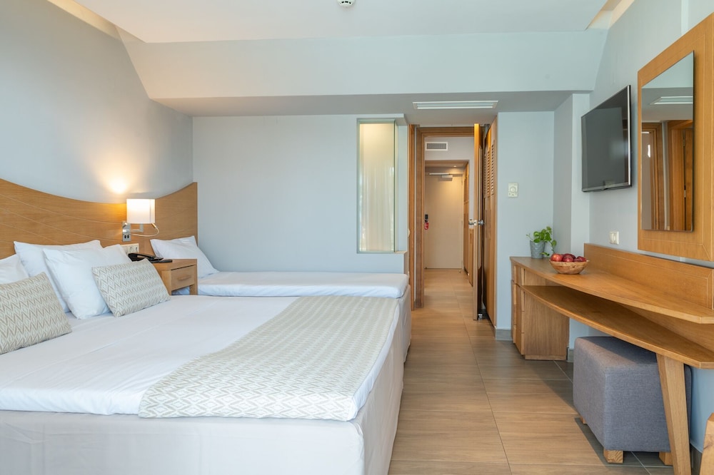 Suite, Pool Access, Sea View photo 2
