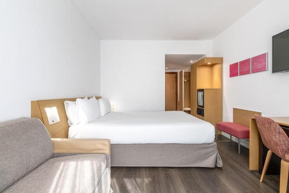 Double Room (with Sofa Bed) thumbnail 6