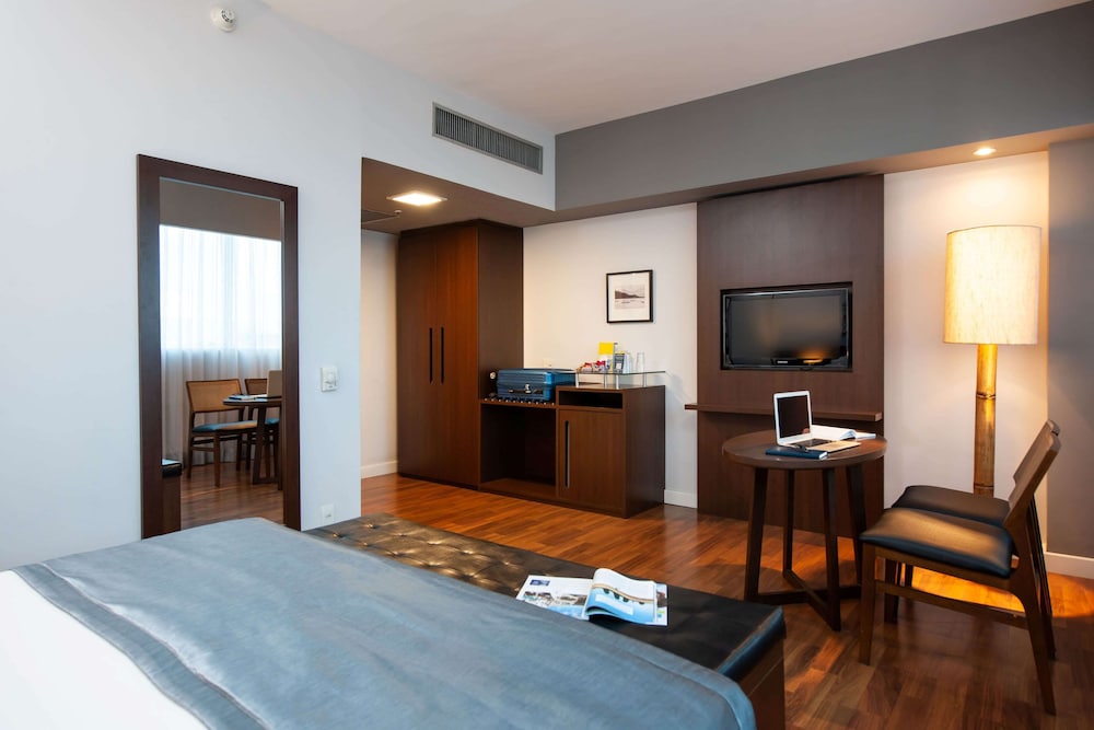 Deluxe Room, 1 Queen Bed - Photo 10