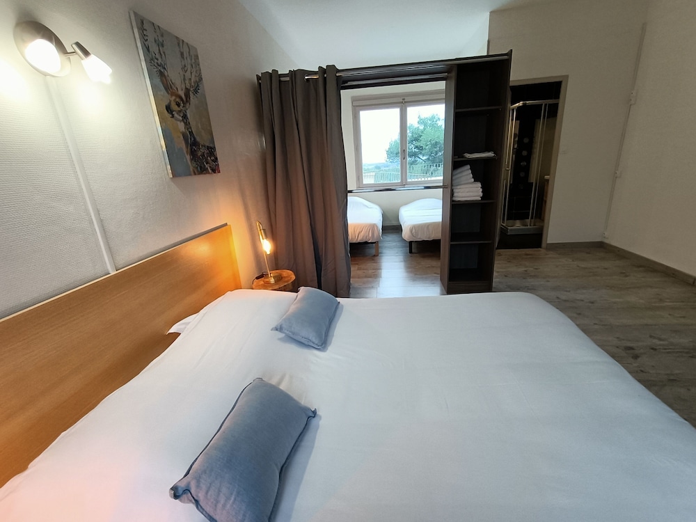 Family Quadruple Room, Multiple Beds, Partial Sea View photo 3