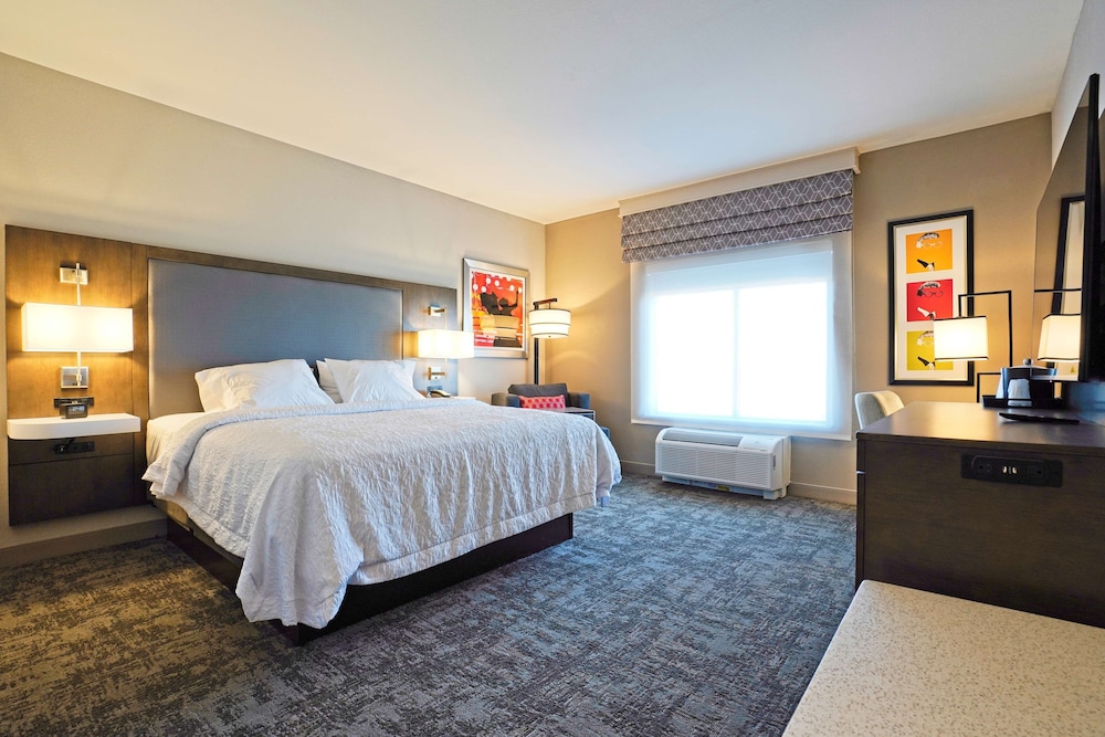 Room, 1 King Bed, Refrigerator & Microwave - Photo 1