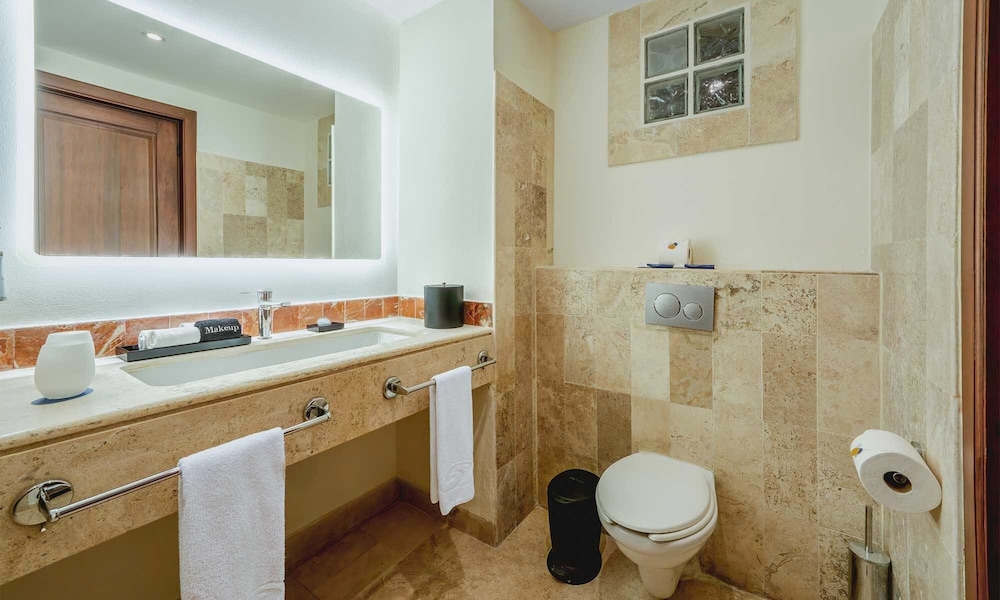 Junior Suite Poolside - Photo 5