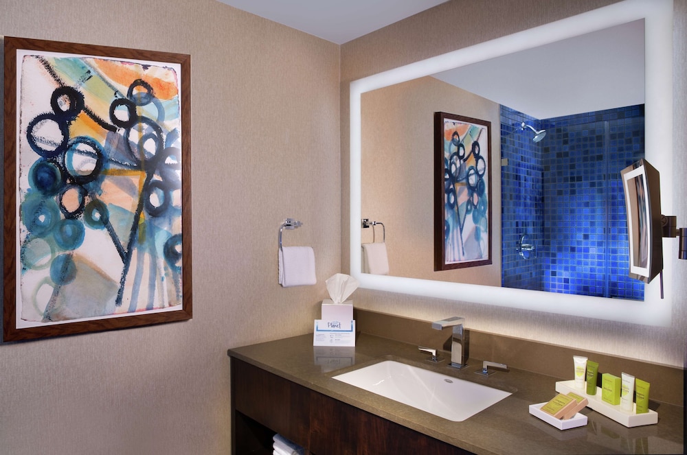 Premium Room, 1 King Bed (High Floor) - Photo 4
