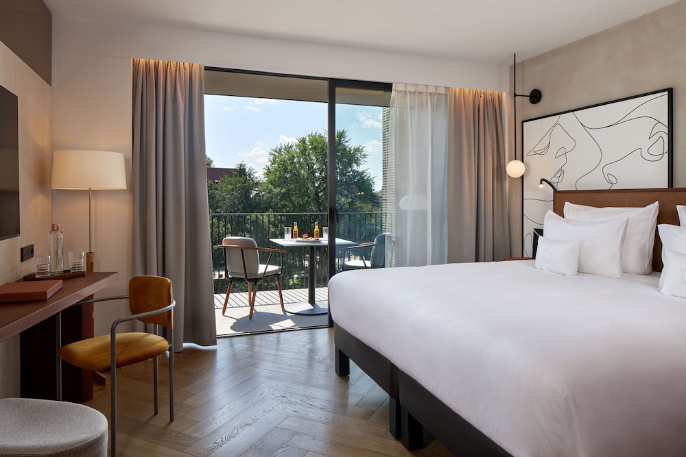 Deluxe Room, 1 Queen Bed, Balcony - Photo 3