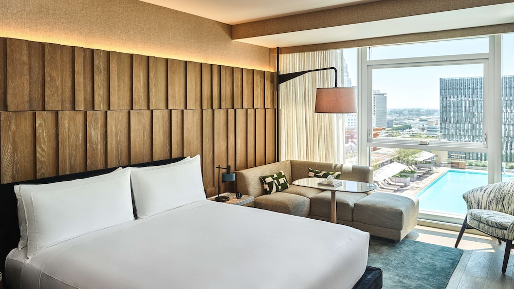 Deluxe Room, 1 King Bed, City View