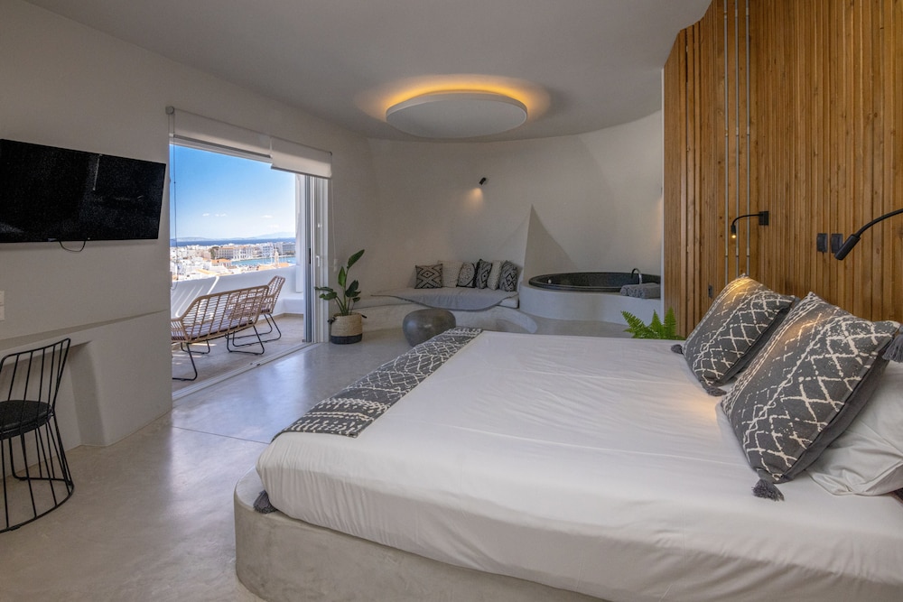 Deluxe Suite with Panoramic Sea View - Photo 1