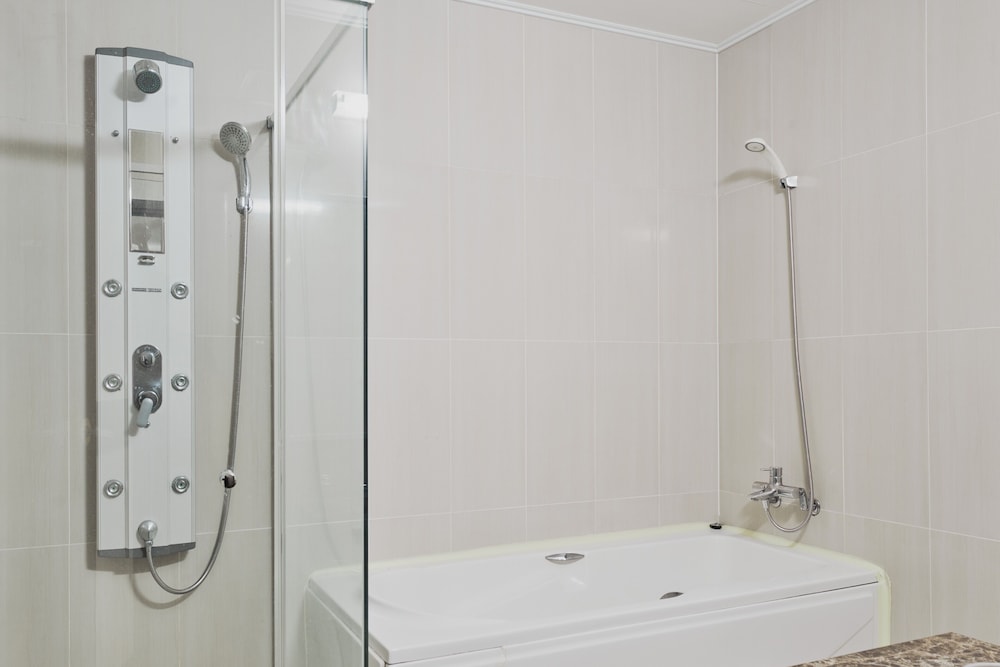 Family Twin Room (No view) - Photo 4
