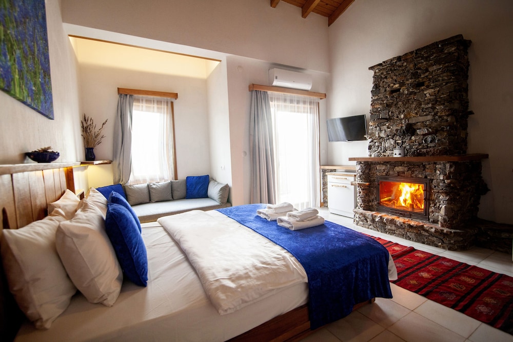 Deluxe Room, Fireplace photo 3