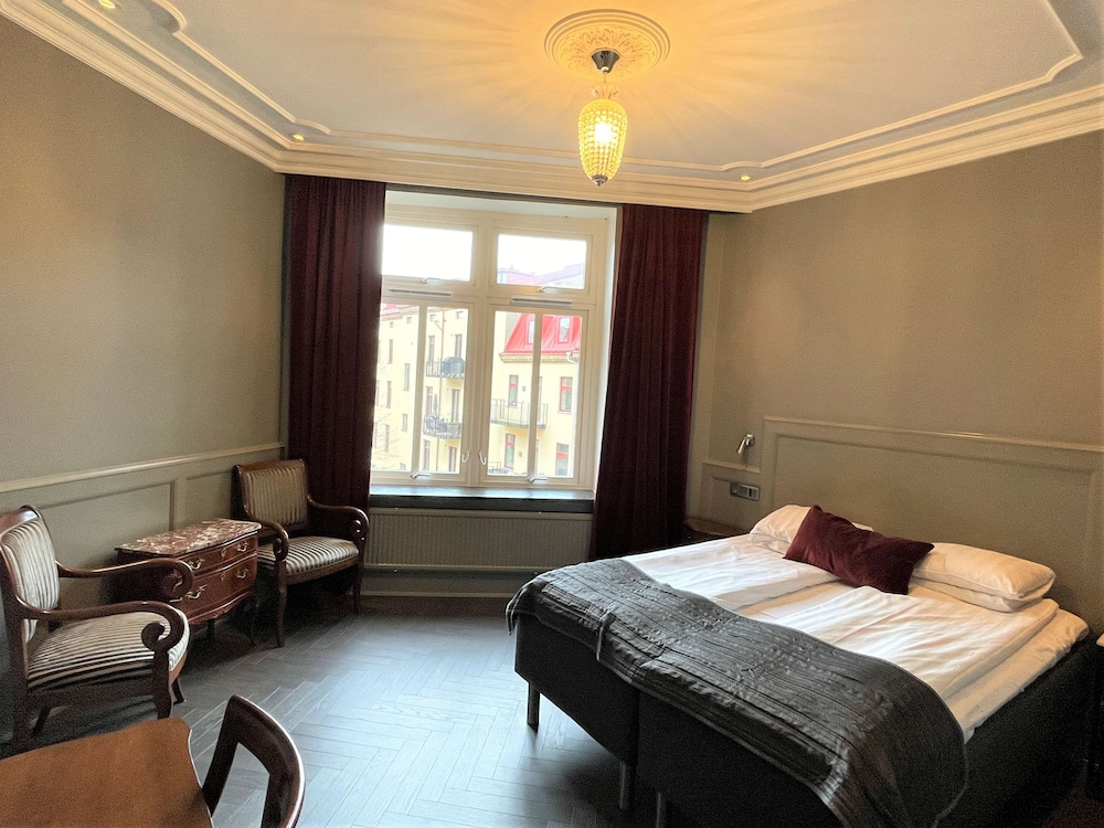 Junior Suite, 1 Queen Bed, Non Smoking, Jetted Tub (with Sofabed) photo 2