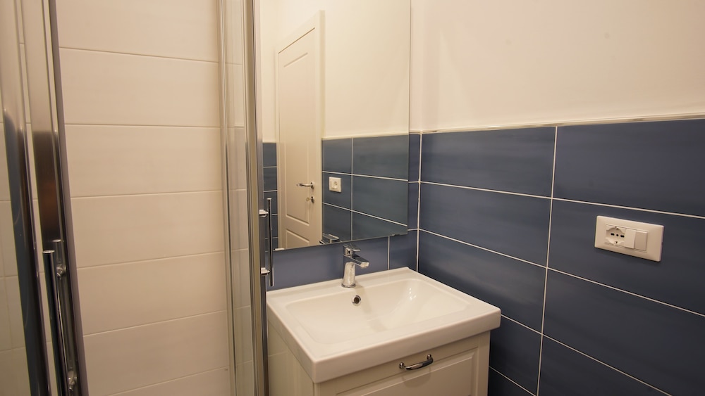 Twin Room, 2 Twin Beds, Shared Bathroom photo 3