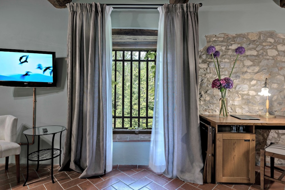Classic Double Room Single Use thumbnail 6