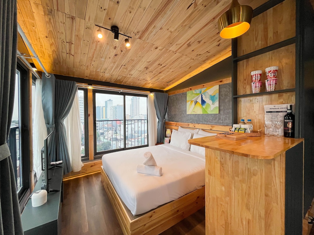 Premier Studio Panoramicview - Photo 4