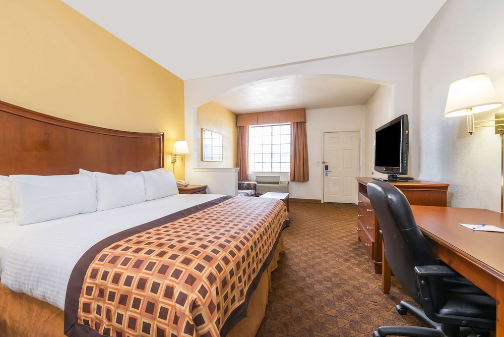 Suite, 1 King Bed, Non Smoking - Photo 1