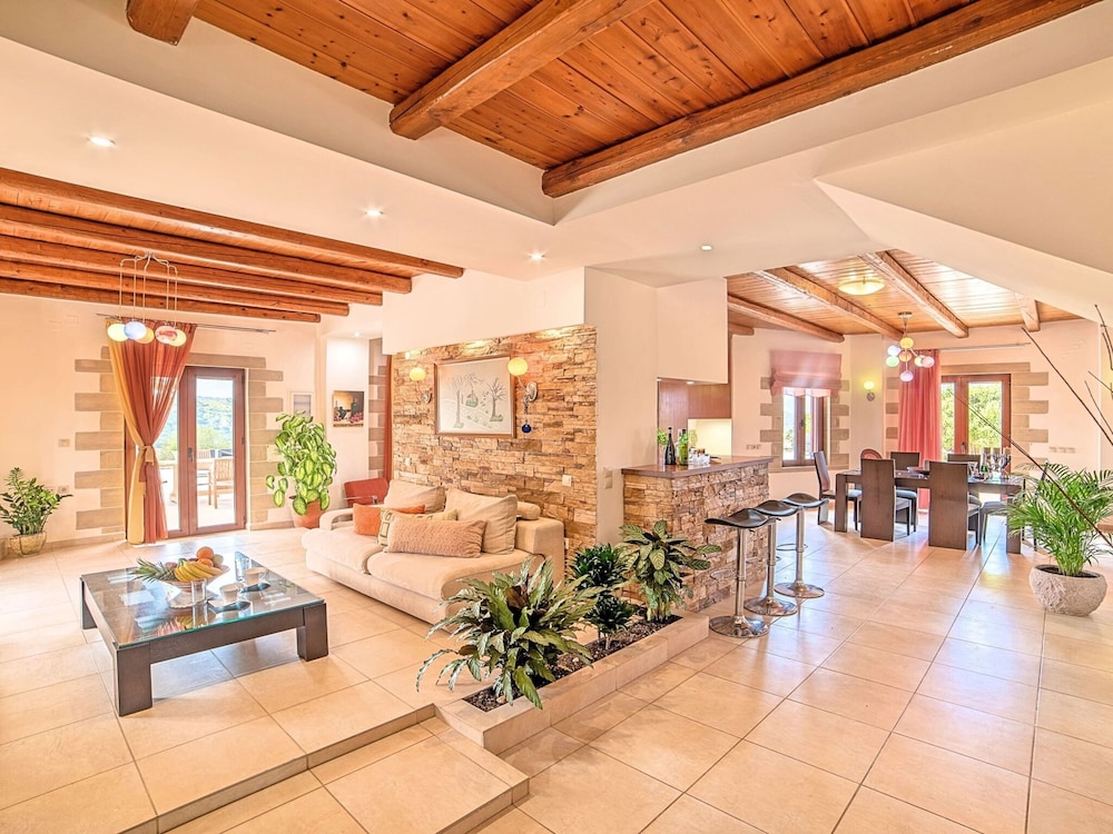 Villa photo 2