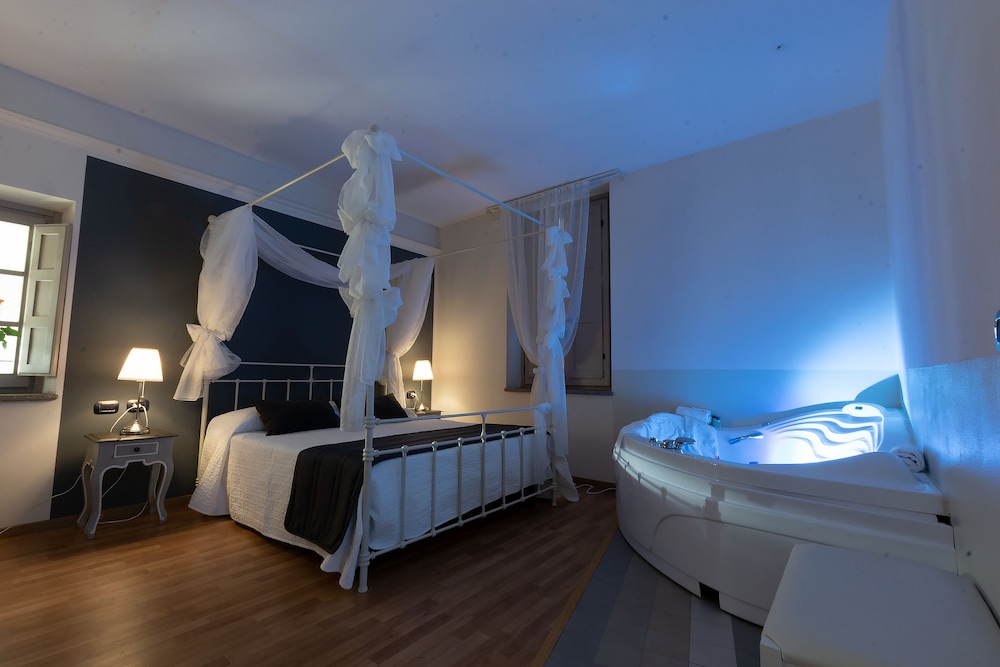 Exclusive Room, 1 Queen Bed, Non Smoking, Jetted Tub