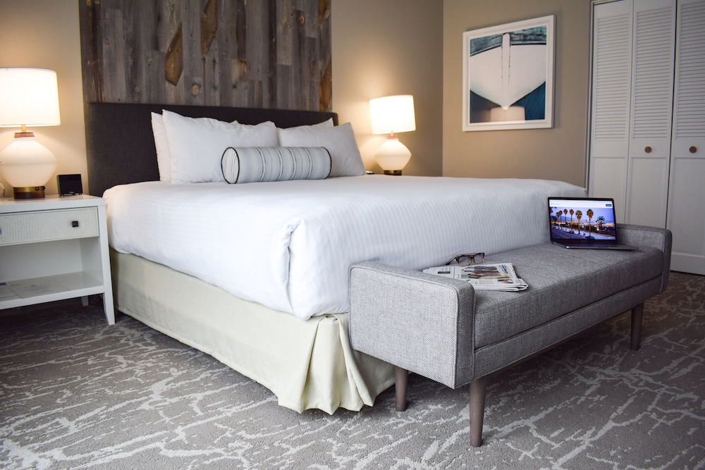 Signature Room, 1 King Bed - Photo 5