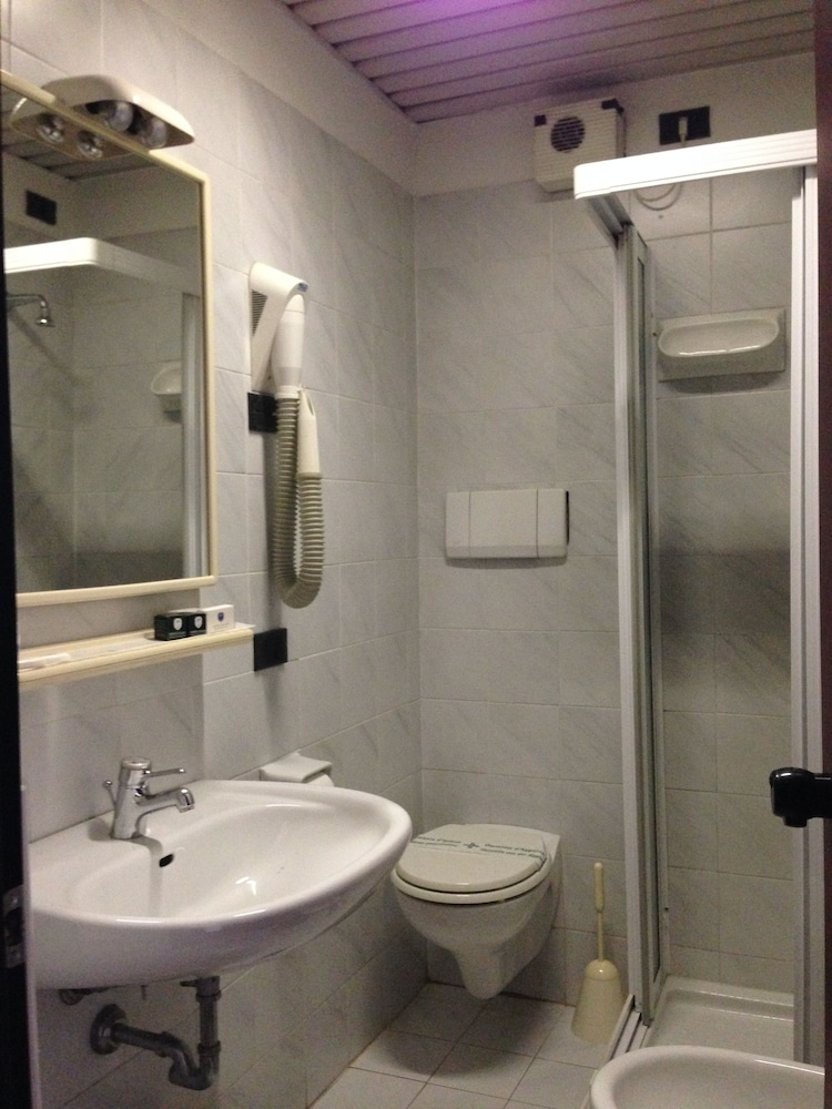 Standard Double or Twin Room - Photo 7
