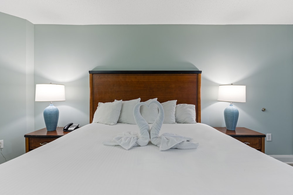 One Bedroom Deluxe Suite- 1 King Bed, Oceanfront, Private Balcony, Full Kitchen photo 1