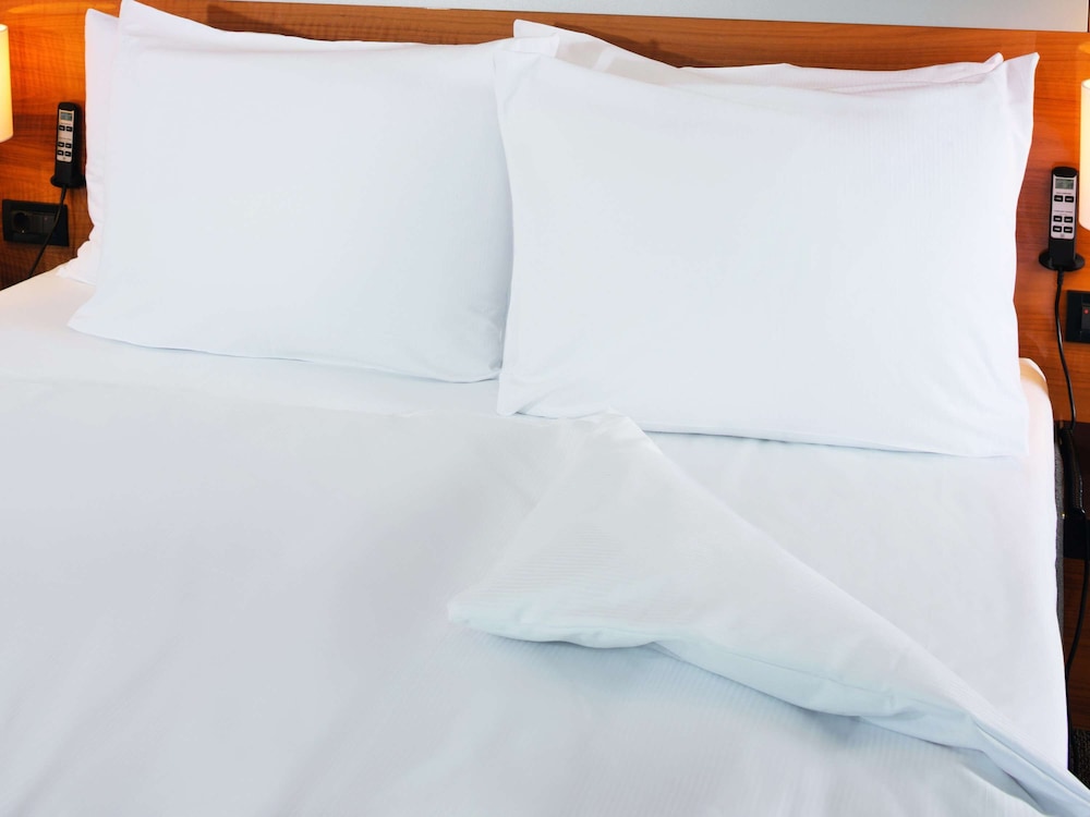 Premium Room, 1 King Bed - Photo 4