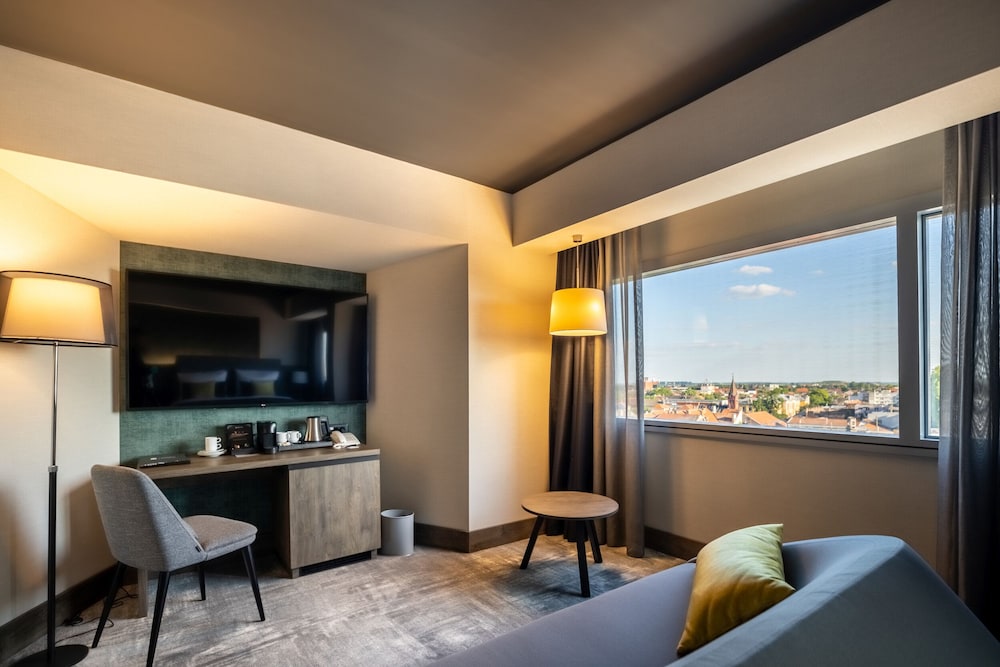 Junior Studio Suite, 1 Queen Bed, Air conditioning photo 2