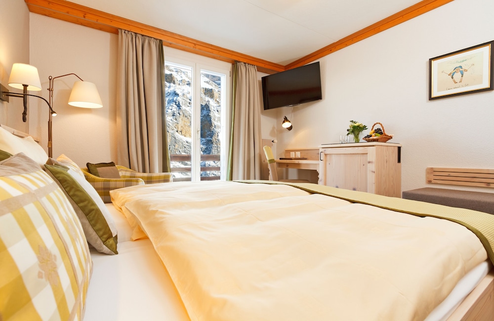 Double room with Eiger mountain view photo 2
